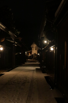 夜の雪の街