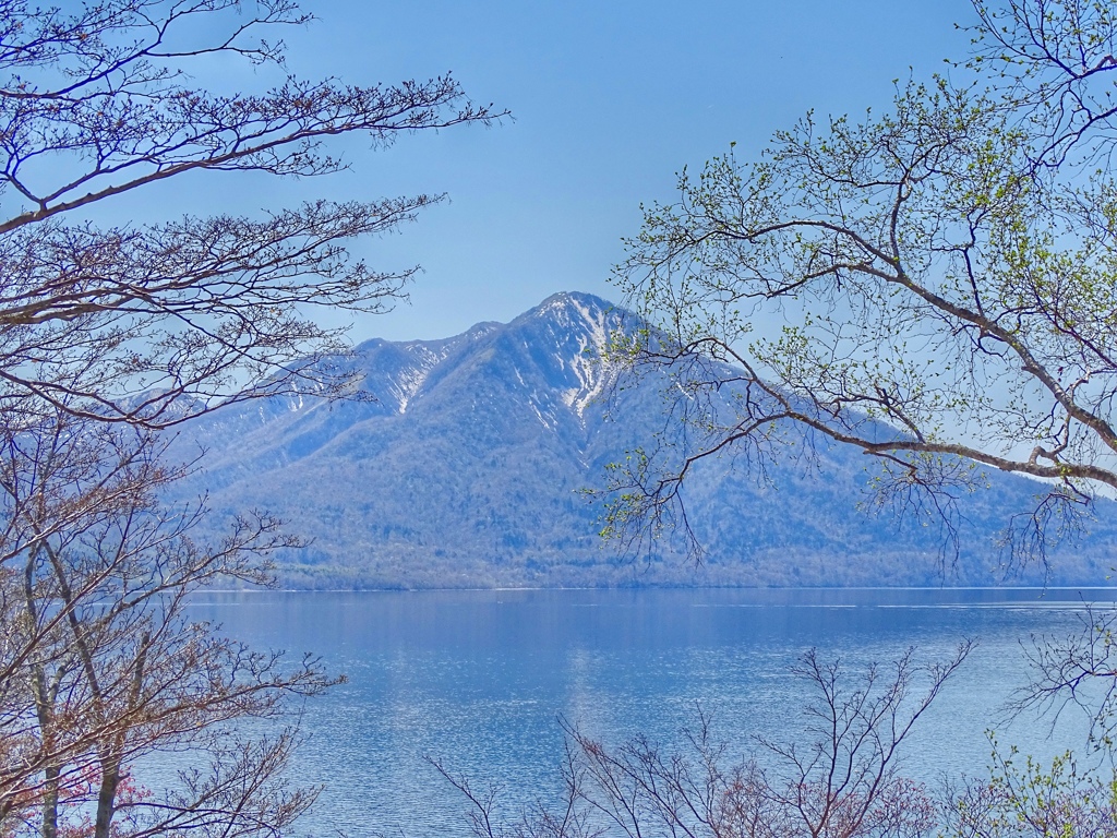 春来たる湖畔