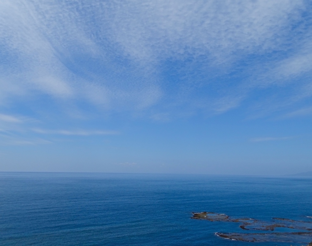 海と空と