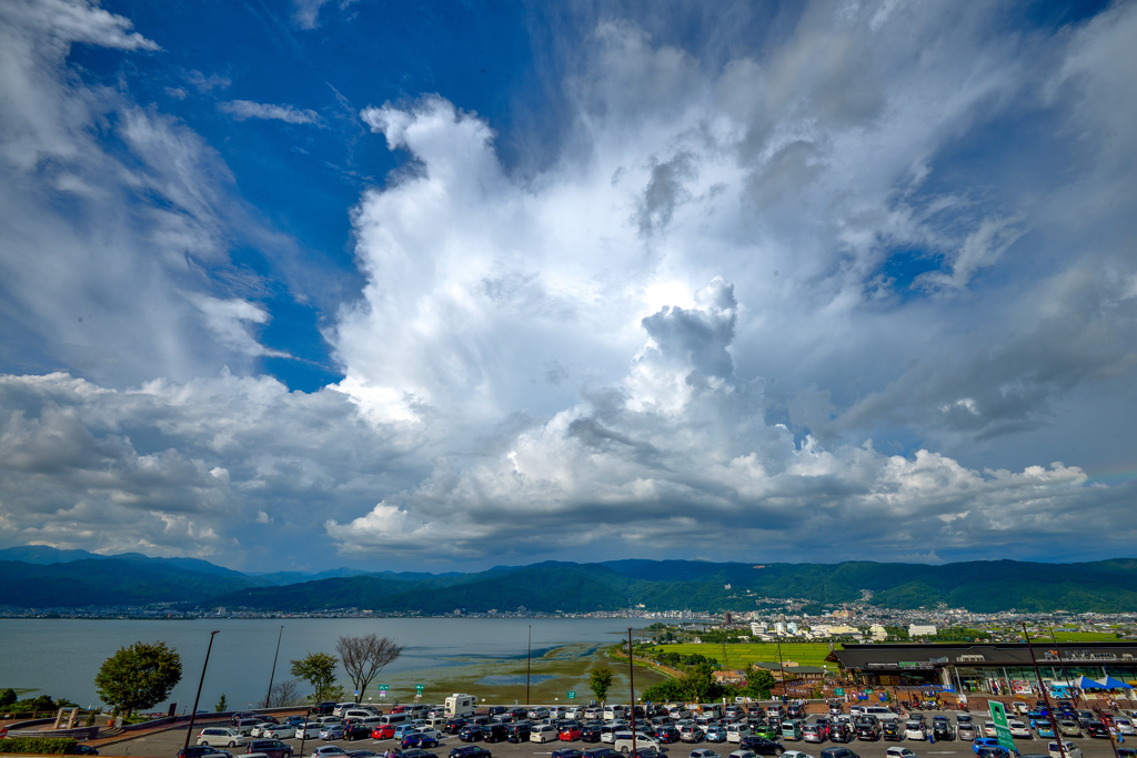 諏訪湖と夏の空
