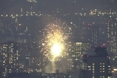 ビルの谷間の奉納花火