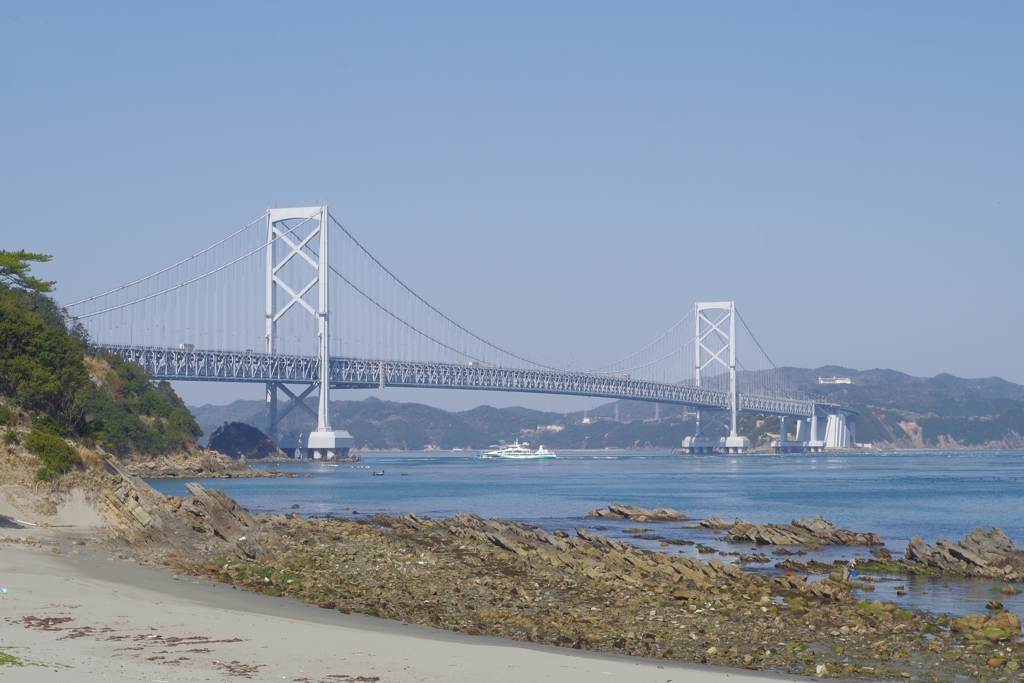 鳴門大橋と観潮船