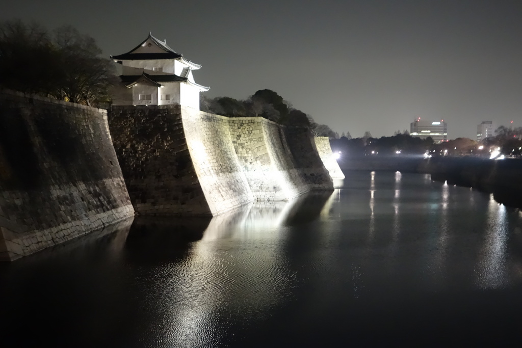夜の大阪城石垣