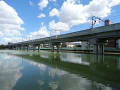 高架にするため苦肉の水上(池)高架