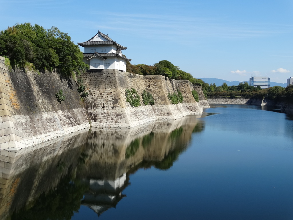 昼の大阪城石垣