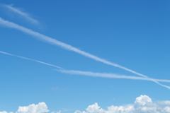 夏空の飛行機雲
