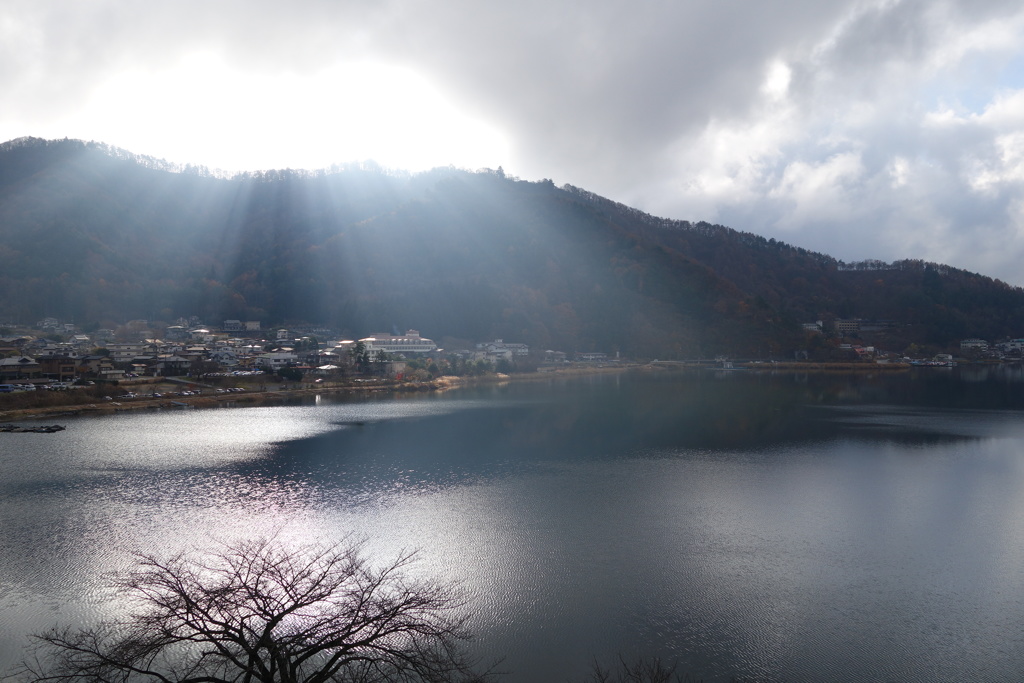 朝日の湖面照射