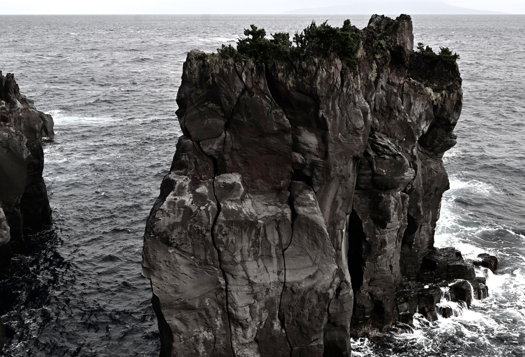 巨岩と大島