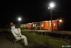 只見線の下り最終列車を出迎えるおじさん案山子！