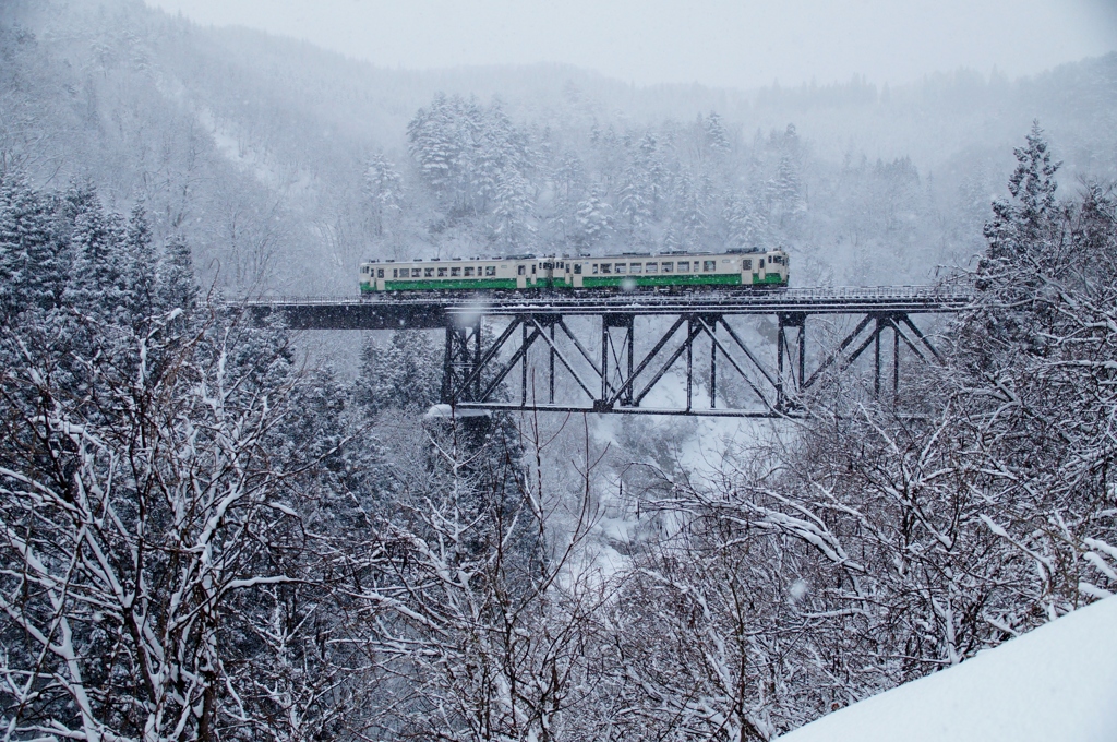 只見線の滝谷橋梁雪景色！