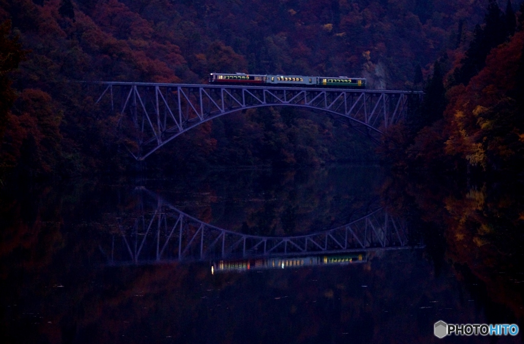 夜明け前の只見線上り始発列車　第１橋梁！