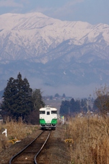 迫る飯豊連峰とキハ40！