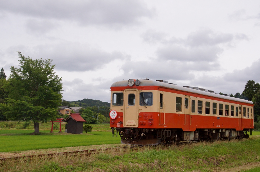 いすみ鉄道キハ52と祠！
