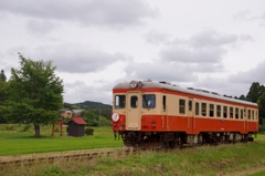 いすみ鉄道キハ52と祠！