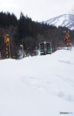 雪景色の中の踏切！