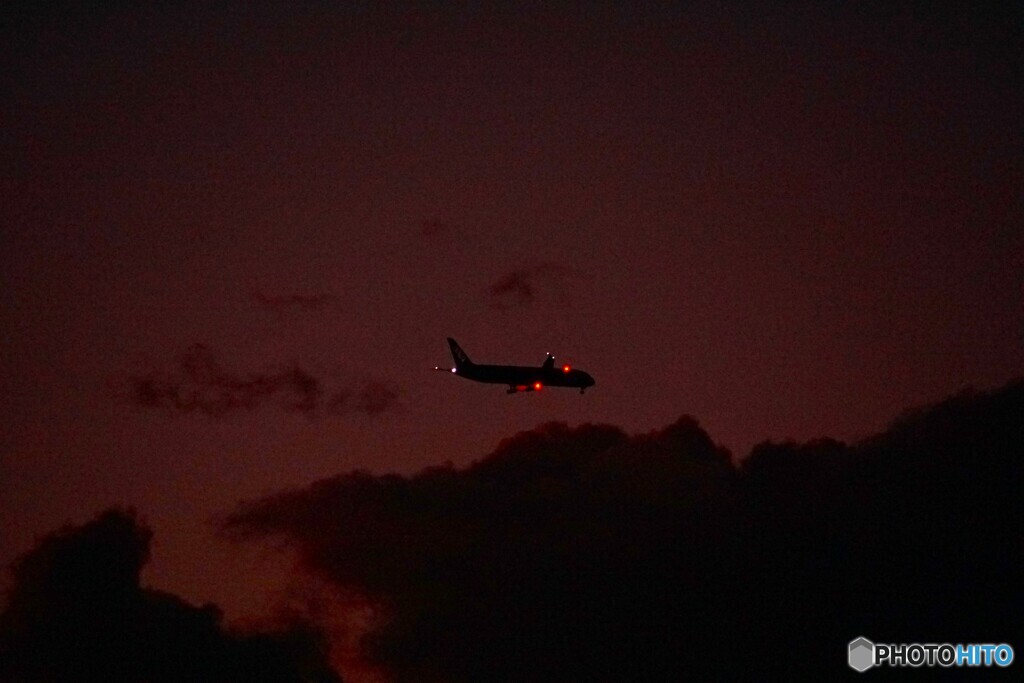 黄昏れ後海ほたるの上空を往く飛行機！