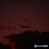 黄昏れ後海ほたるの上空を往く飛行機！