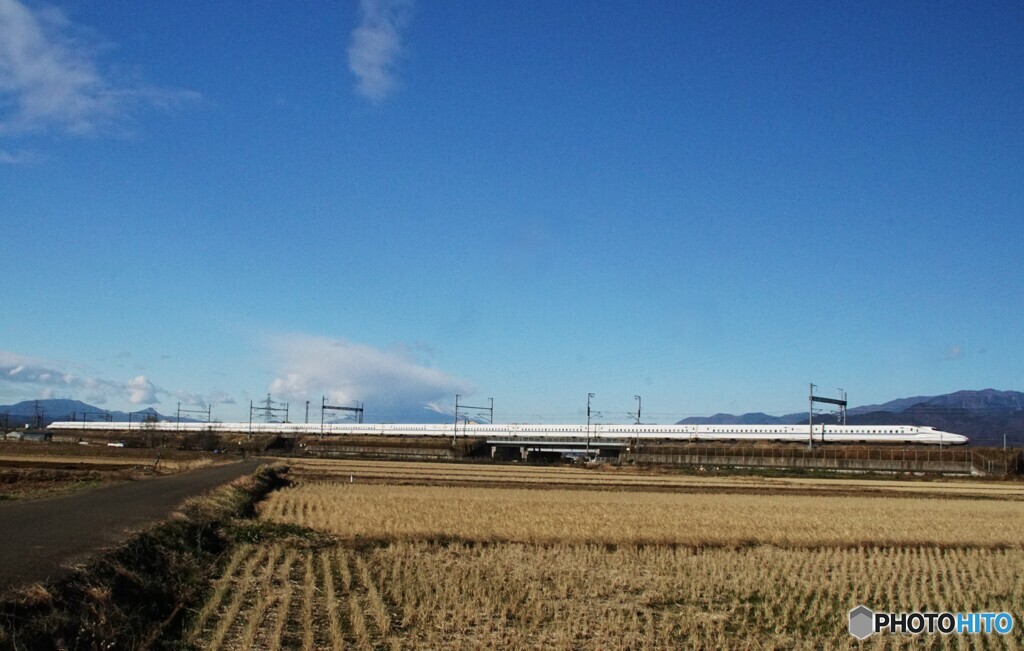東海道新幹線と見えそうで見えない富士山