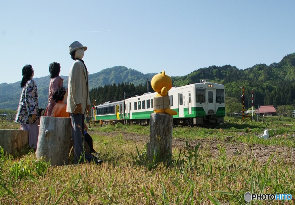 会津大塩　案山子さんが列車を出迎え！