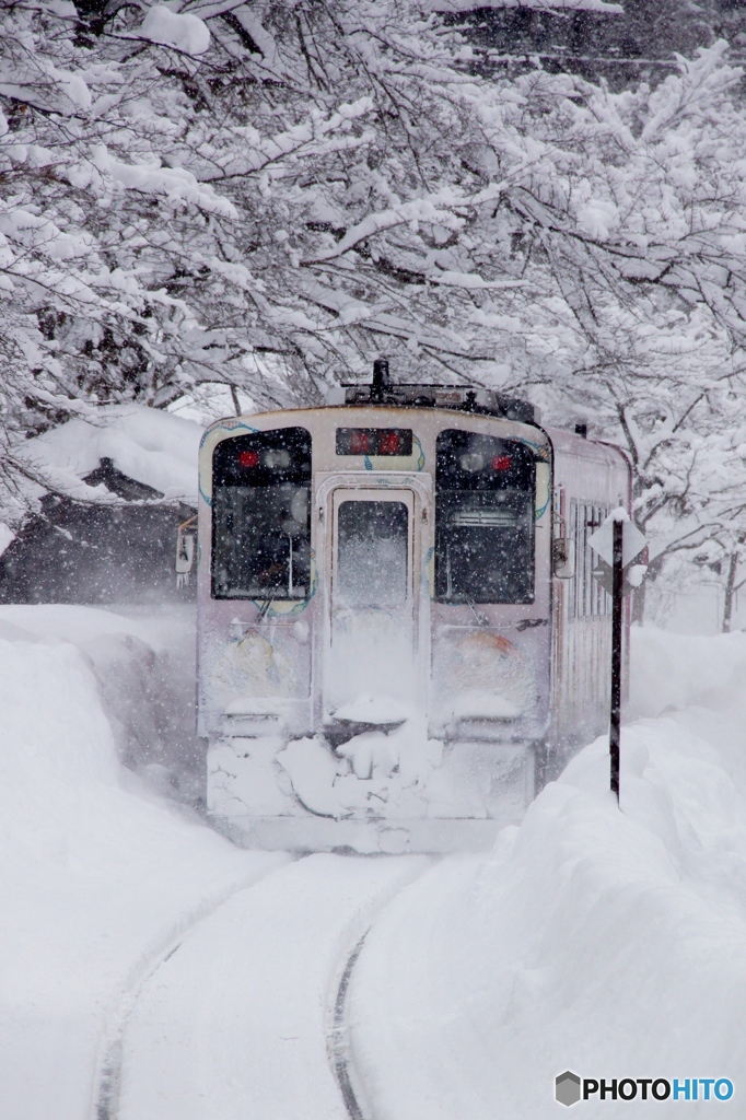 白銀の世界に吸い込まれる上り列車！