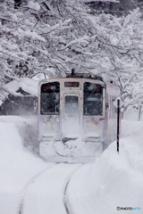 白銀の世界に吸い込まれる上り列車！