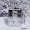 白銀の世界に吸い込まれる上り列車！
