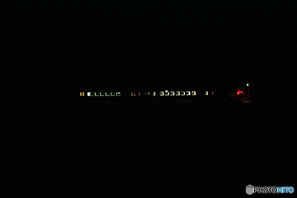 夜明け前に通過する回送列車！