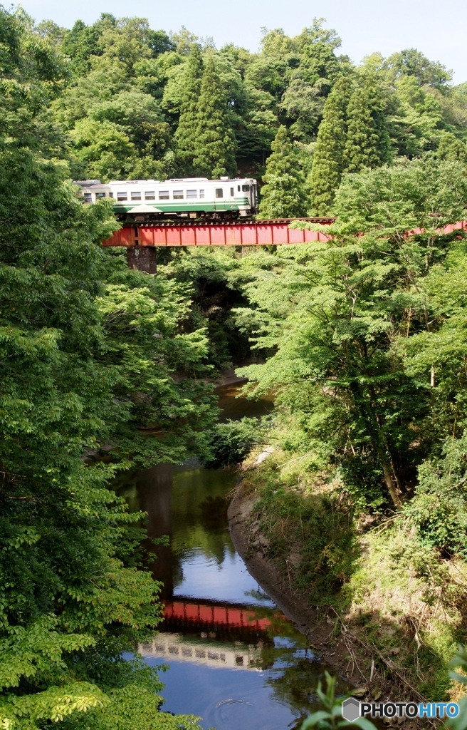 深緑の橋梁とキハ40水鏡！