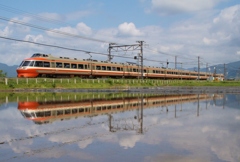 都会の電車が水田を力走