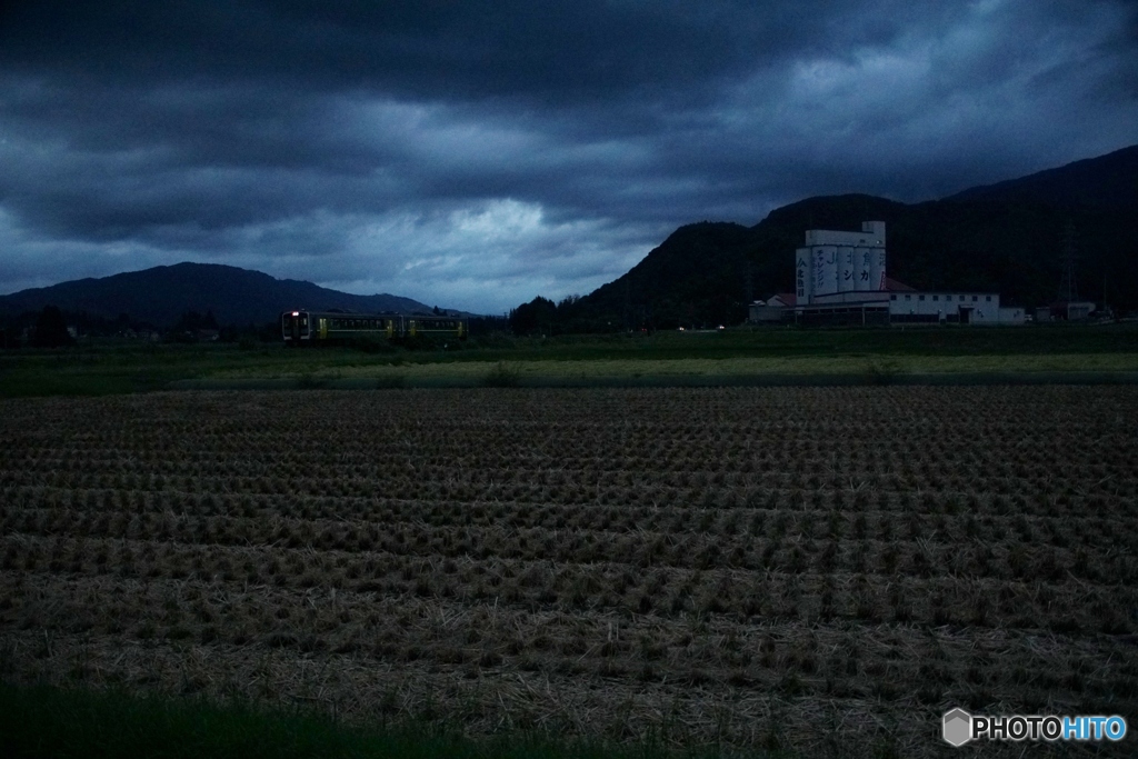 夕暮れの田んぼとキハ120！