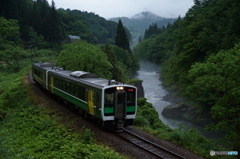 夕暮れの渓谷を走る只見線！