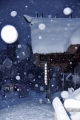 会津若松行き列車が雪が降る湯野上温泉駅を出発！①