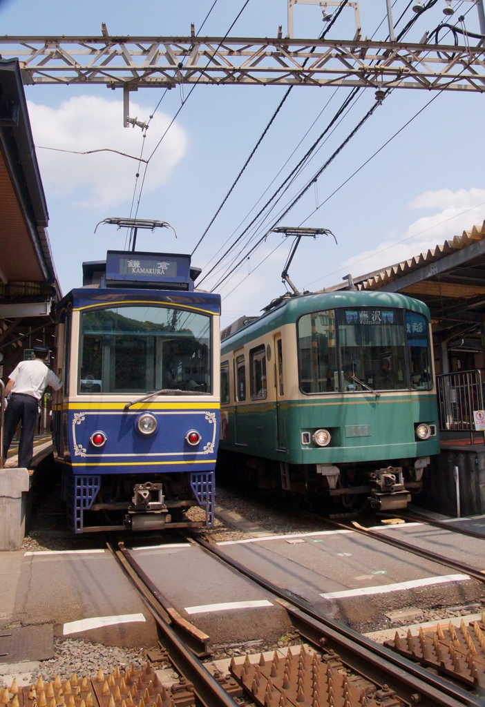 江ノ電　江ノ島駅で列車交換！