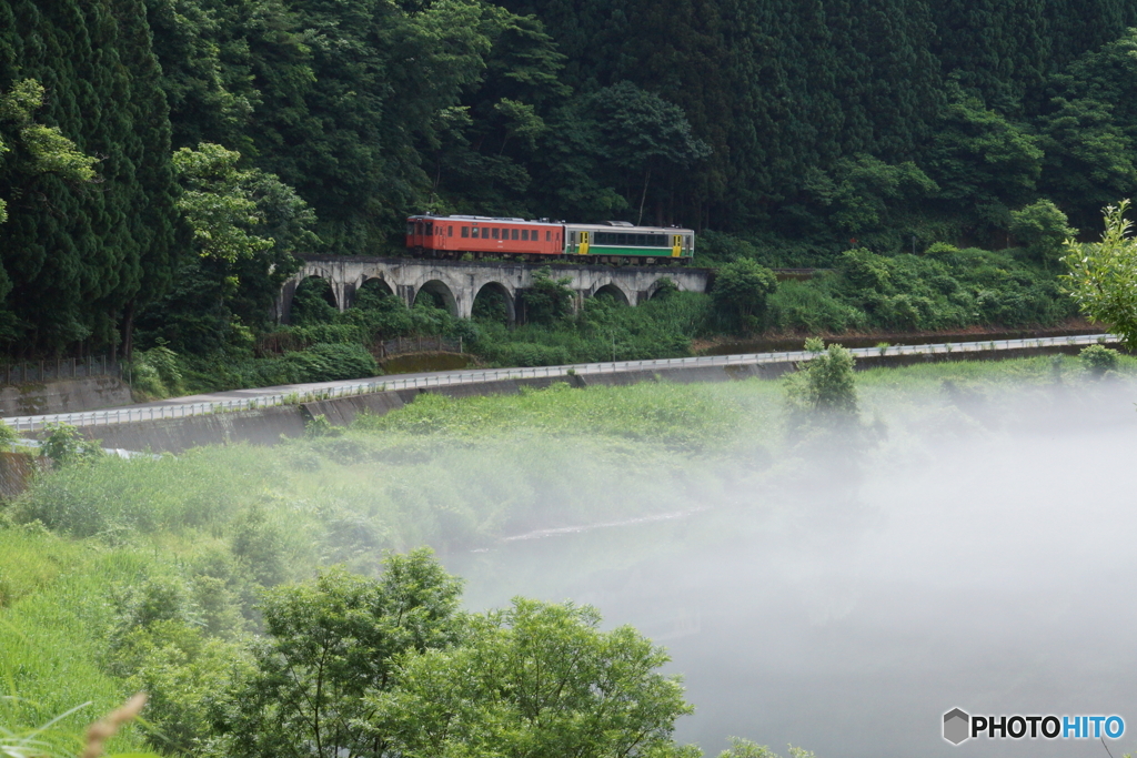 川霧発生のめがね橋を往く只見線！