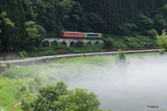 川霧発生のめがね橋を往く只見線！