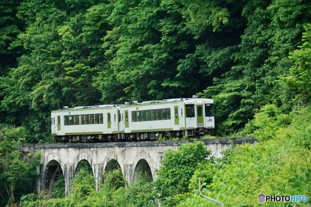 めがね橋を渡る列車！
