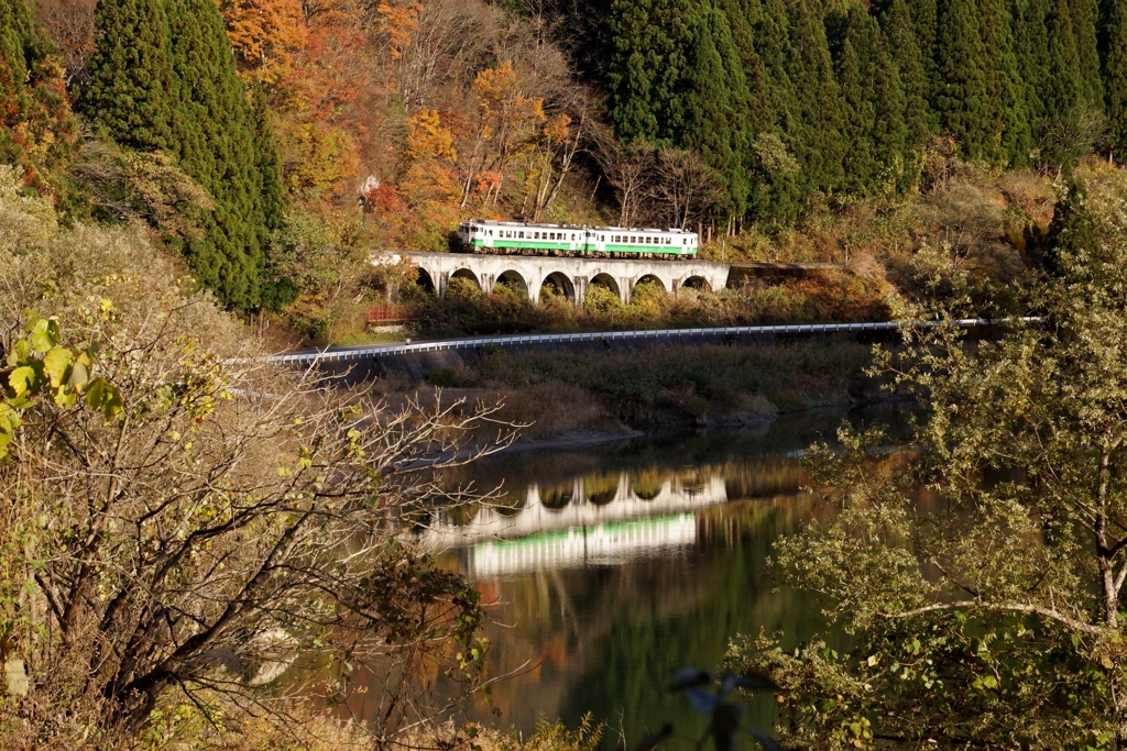 晩秋の只見線メガネ橋