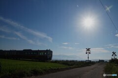 日の出の太陽と踏切がある情景！
