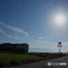 日の出の太陽と踏切がある情景！