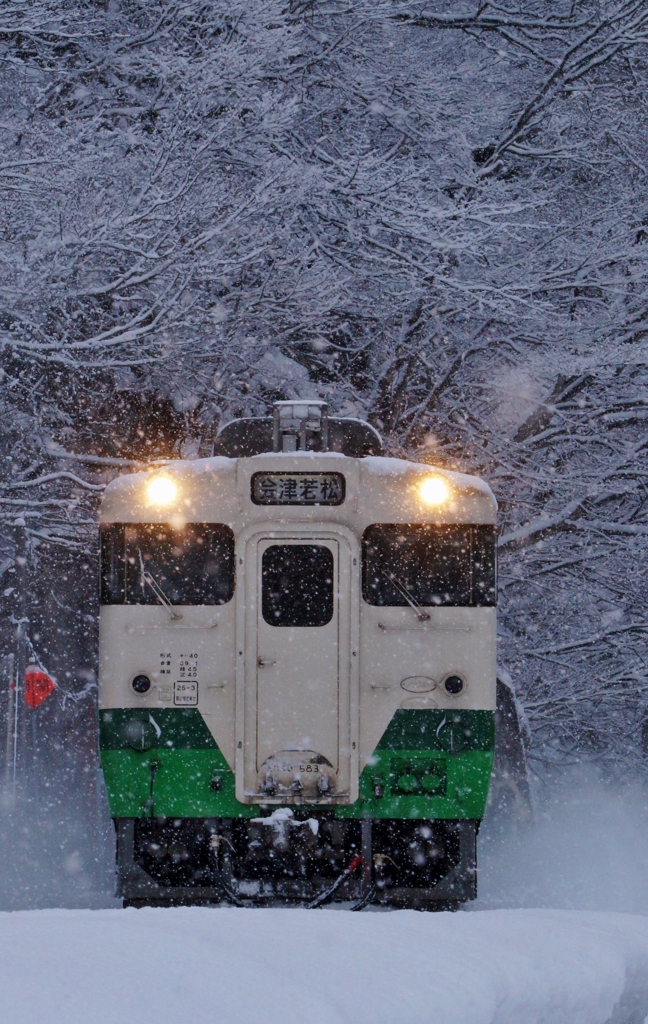 吹雪の中迫るキハ40！③