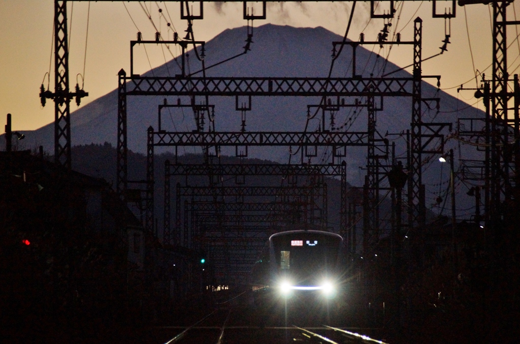 夕暮れ富士山シルエットの中から！①