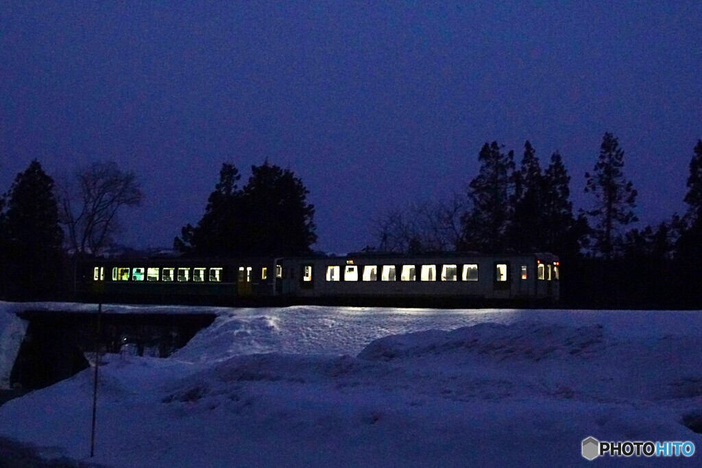 薄っすらの夜明けと列車の窓灯り！