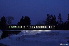 薄っすらの夜明けと列車の窓灯り！