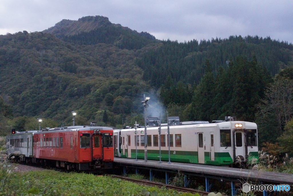山間駅で只見線のスターが並ぶ！
