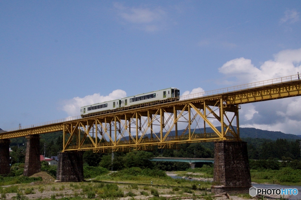 夏空の橋梁を渡る列車！