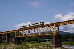 夏空の橋梁を渡る列車！