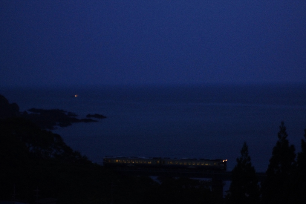 五能線夕暮れ慕情（雨模様）！