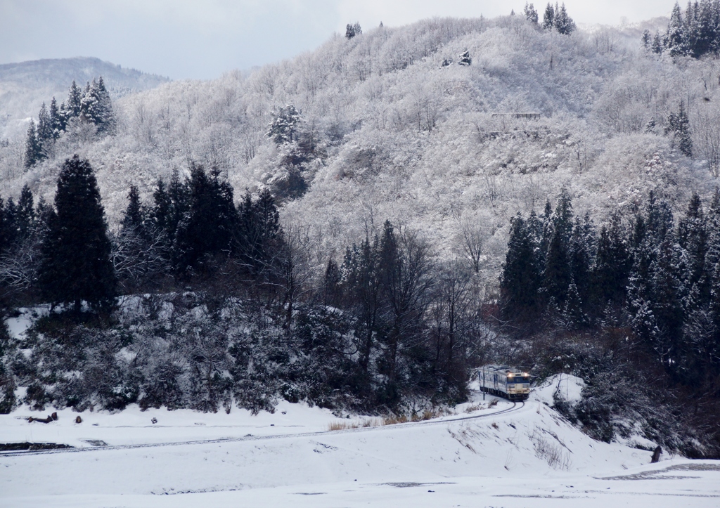 降雪後の山あいからキハ40登場！