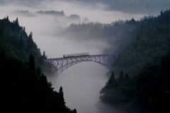 霧に浮かぶ始発列車