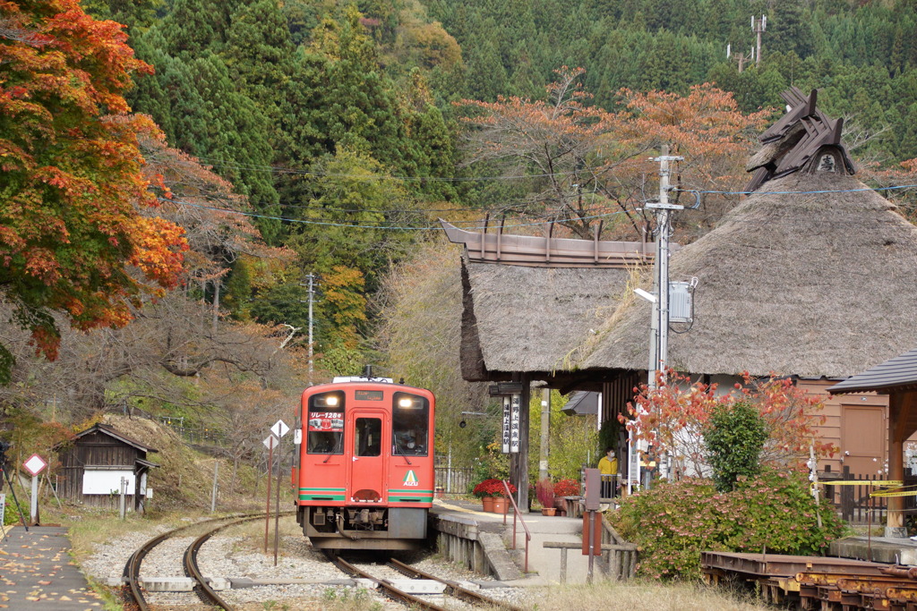 風情が漂う湯野上温泉駅！